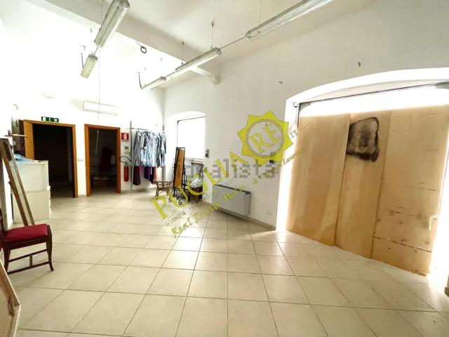 Locale Commerciale in affitto a Puglia, Bari