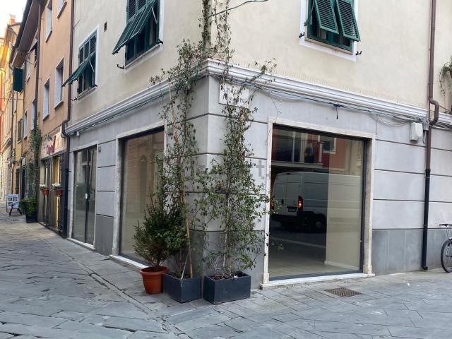 Locale Commerciale in affitto a Sarzana, Liguria