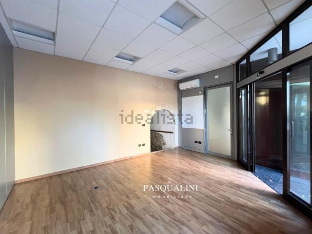 Locale Commerciale in affitto a Marche, Ancona