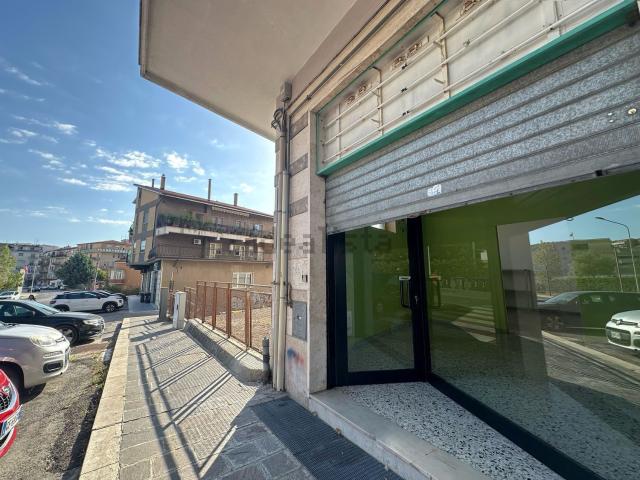 Locale Commerciale in affitto a Campobasso, Molise