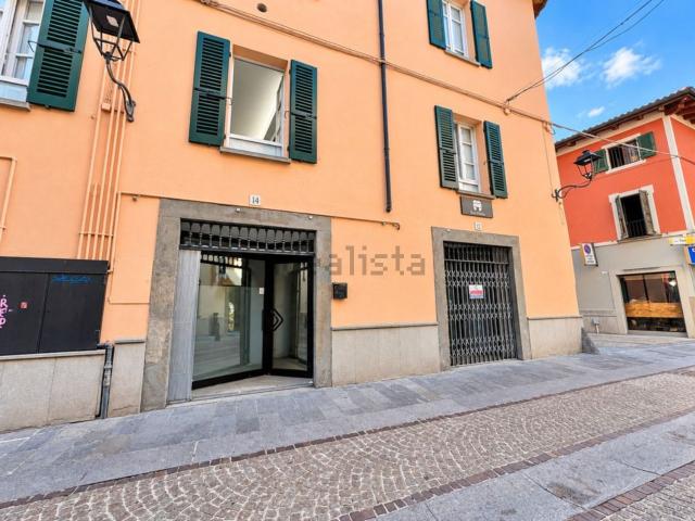 Locale Commerciale in affitto a Chiari, Brescia