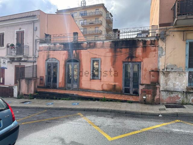 Locale Commerciale in affitto a V Circoscrizione, Messina