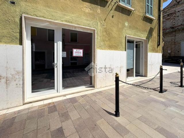 Locale Commerciale in affitto a Gardoncino, Manerba Del Garda