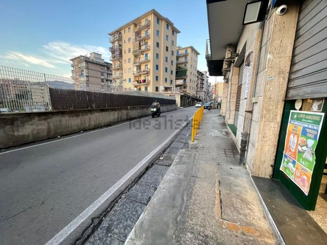 Locale Commerciale in affitto a Municipalità 10, Campania
