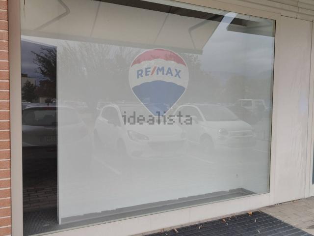 Locale Commerciale in affitto a Maceratola, Foligno