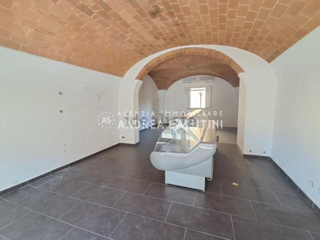 Locale Commerciale in affitto a Oltrera, Pontedera