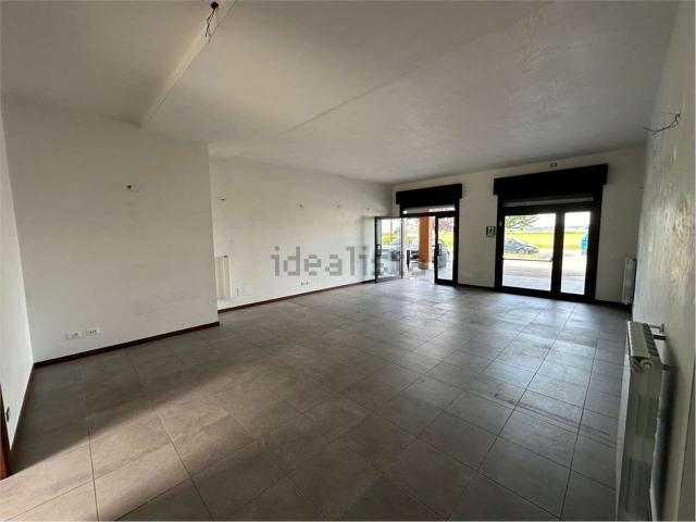 Locale Commerciale in affitto a Sant'alessio Con Vialone, Lombardia