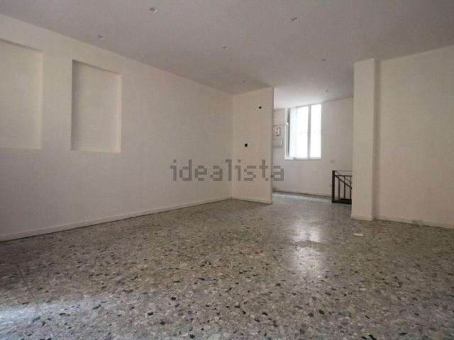 Locale Commerciale in affitto a Marche, Ancona