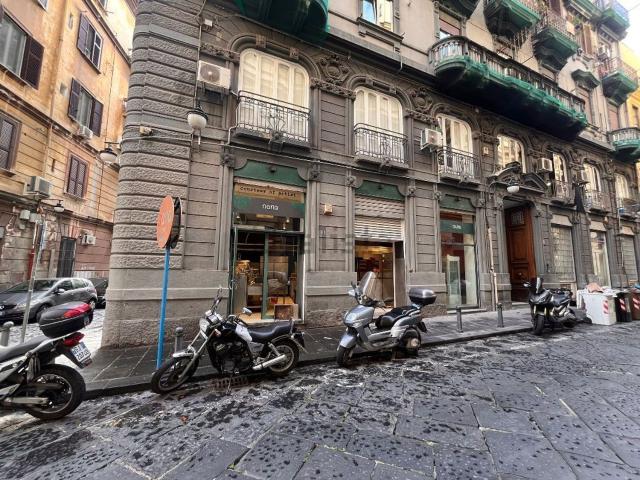 Locale Commerciale in affitto a Municipalità 2, Campania