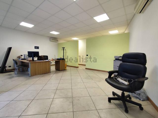Locale Commerciale in affitto a Foresto Sparso, Lombardia
