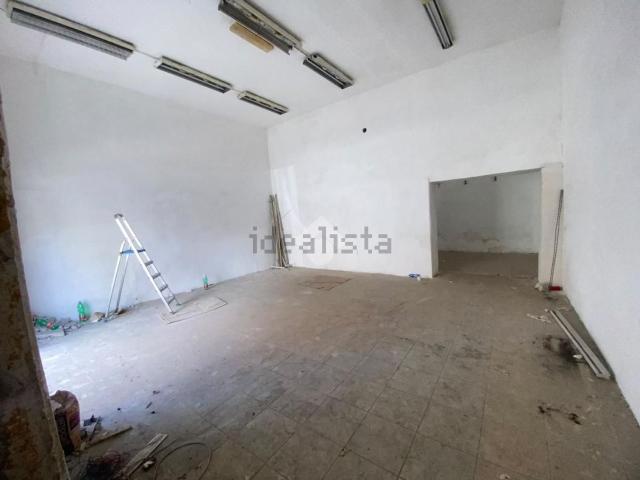 Locale Commerciale in affitto a Municipalità 3, Campania