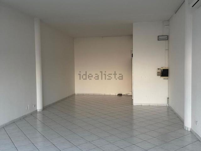 Locale Commerciale in affitto a Roncaglia, Ponte San Nicolò