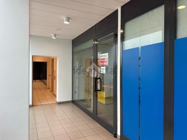 Locale Commerciale in affitto a Comunità della Vallagarina, Borgo Sacco