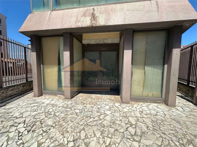 Locale Commerciale in affitto a Giugliano In Campania, Campania