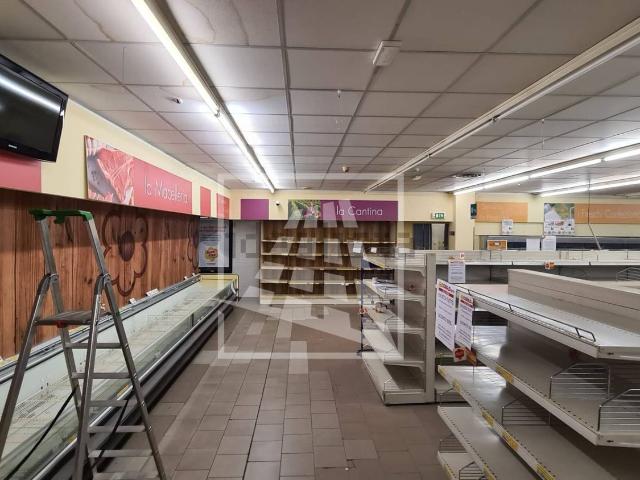Locale Commerciale in affitto a Sesso, Re