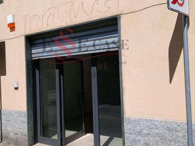Locale Commerciale in affitto a Alzano Lombardo, Lombardia