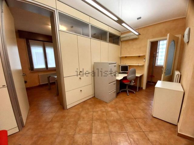 Locale Commerciale in affitto a Bassa Reggiana, Re