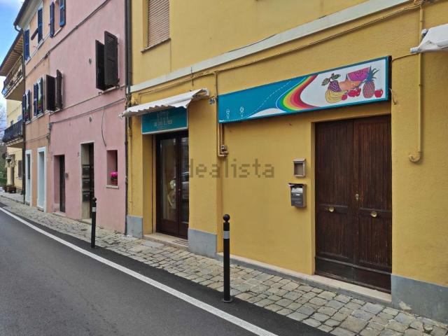 Locale Commerciale in affitto a Marche, Macerata