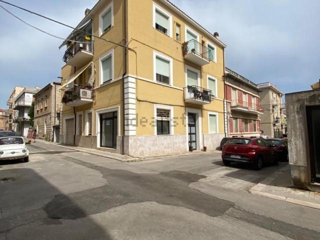 Locale Commerciale in affitto a Termoli, Molise