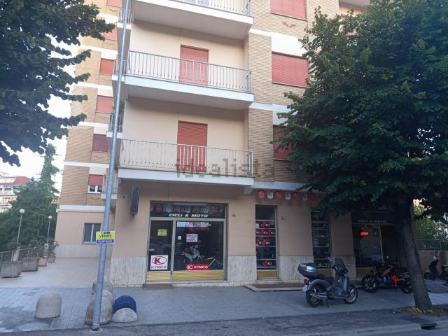 Locale Commerciale in affitto a Quartiere Trento e Trieste, Lanciano
