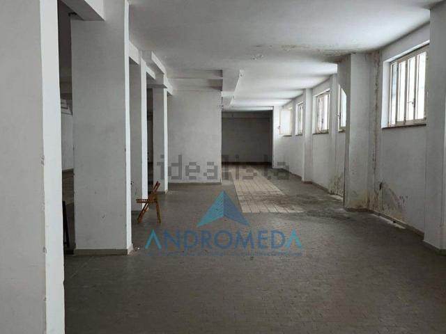 Locale Commerciale in affitto a Municipalità 7, Campania