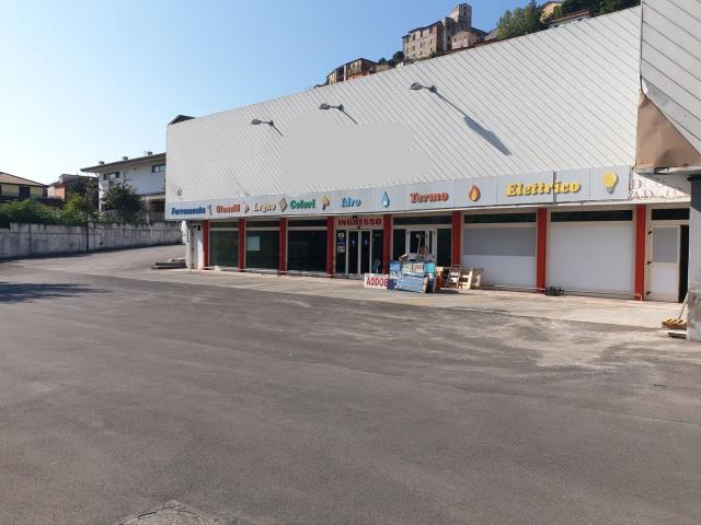 Locale Commerciale in affitto a Ceccano, Lazio
