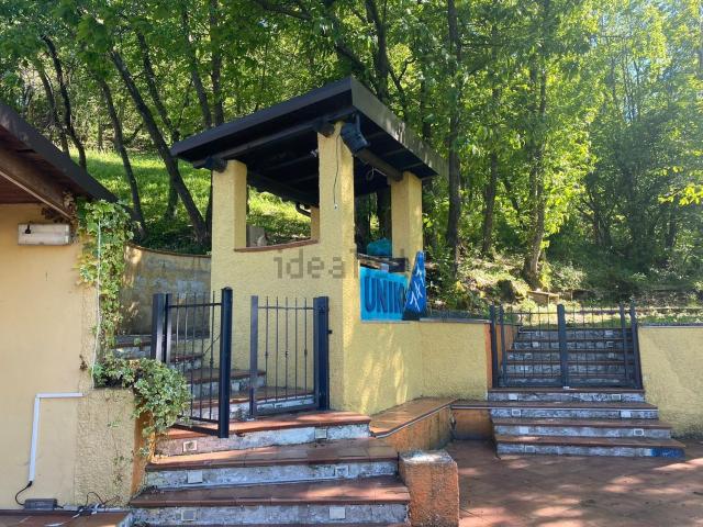 Locale Commerciale in affitto a Appennino Reggiano, Re