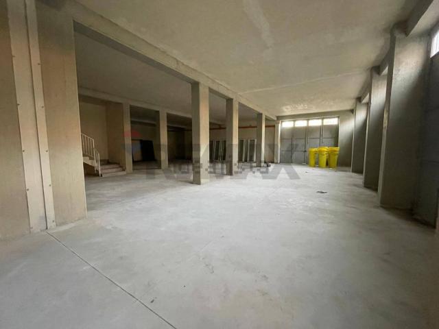 Locale Commerciale in affitto a Piano Tavola, Camporotondo Etneo