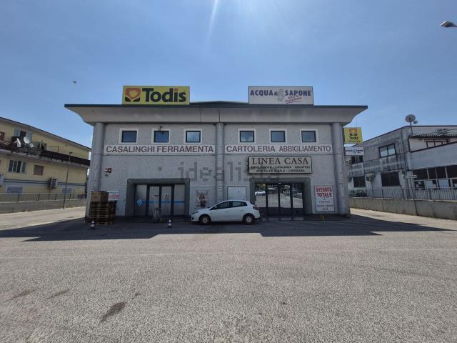 Locale Commerciale in affitto a Carsoli, Abruzzo