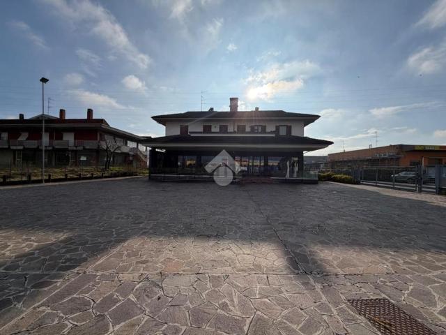 Locale Commerciale in affitto a Albano Sant'alessandro, Lombardia