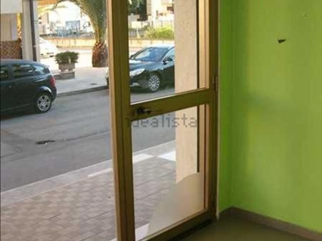 Locale Commerciale in affitto a Unione dei Comuni della Val Vibrata, Alba Adriatica