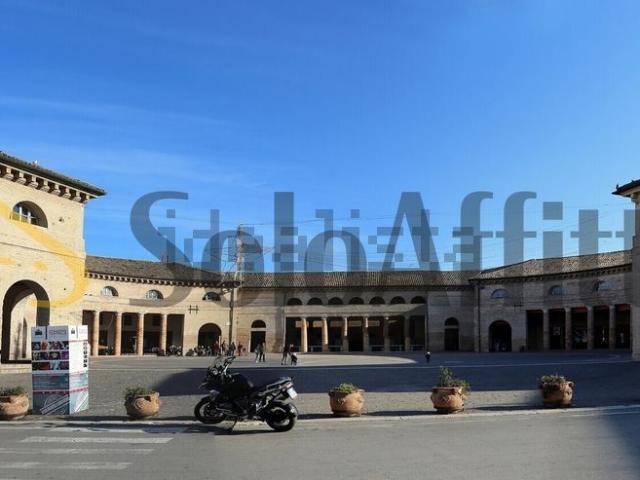 Locale Commerciale in affitto a Borgo Molino, Marche