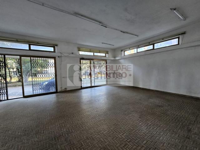 Locale Commerciale in affitto a Sarzana, Liguria