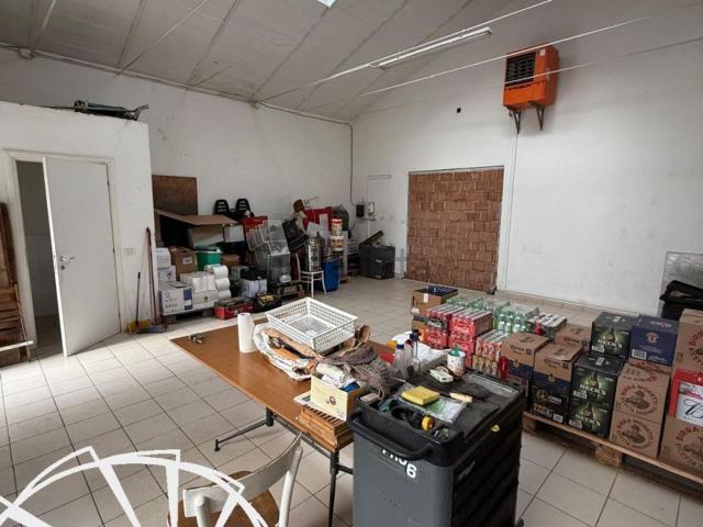 Locale Commerciale in affitto a Vergaio, Prato