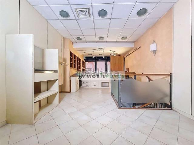 Locale Commerciale in affitto a Centro-Piani-Rencio - Zentrum-Bozner Boden-Rentsch, Bolzano - Bozen