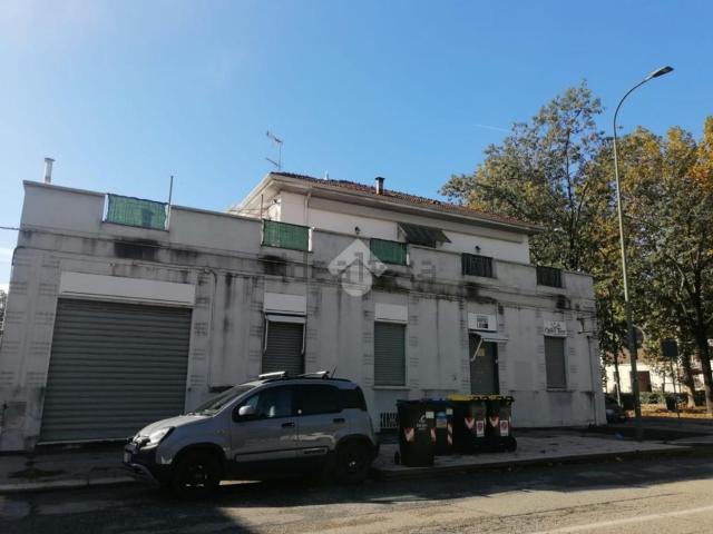 Locale Commerciale in affitto a Circoscrizione 2, Piemonte