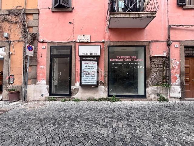Locale Commerciale in affitto a Viterbo, Lazio