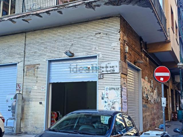 Locale Commerciale in affitto a Municipalità 3, Campania