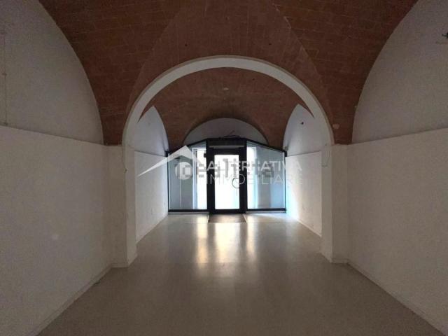 Locale Commerciale in affitto a Oltrera, Pontedera