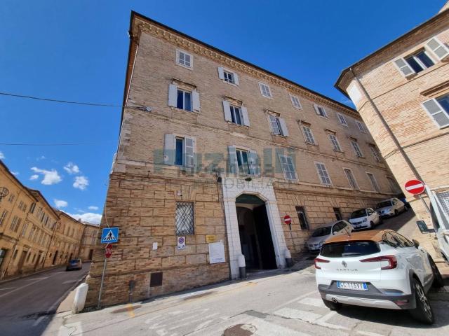 Locale Commerciale in affitto a Sant'Andrea, Marche