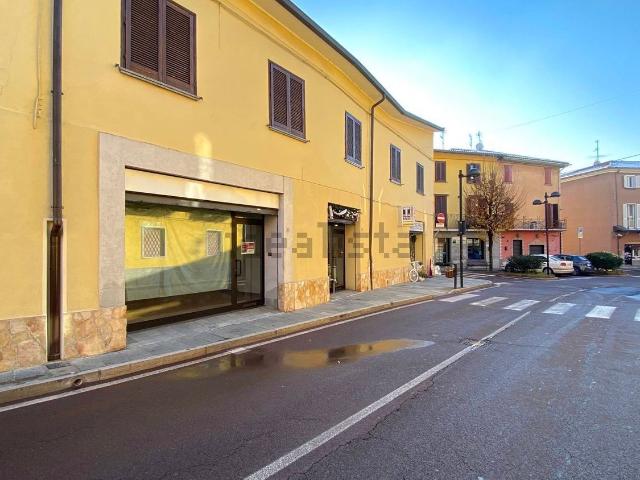 Locale Commerciale in affitto a Calusco D'adda, Lombardia