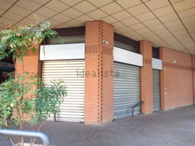 Locale Commerciale in affitto a Cornate D'adda, Lombardia