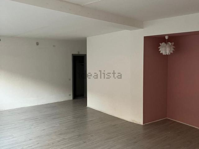 Locale Commerciale in affitto a Biumo Superiore, Varese
