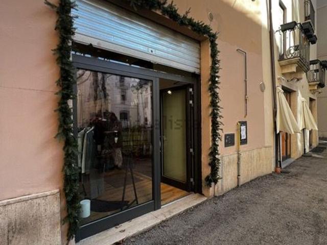Locale Commerciale in affitto a Torretta, Tornimparte