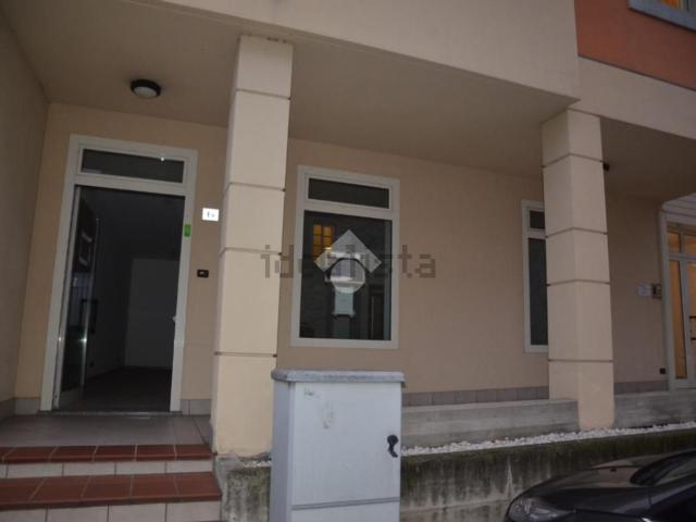 Locale Commerciale in affitto a Credaro, Lombardia