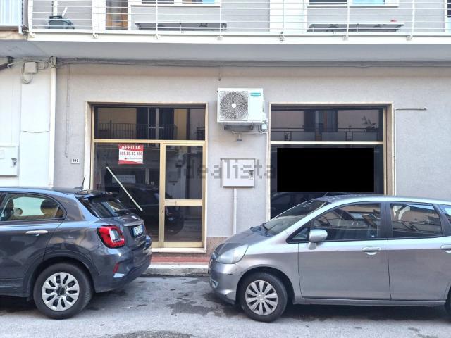 Locale Commerciale in affitto a Roseto Degli Abruzzi, Abruzzo