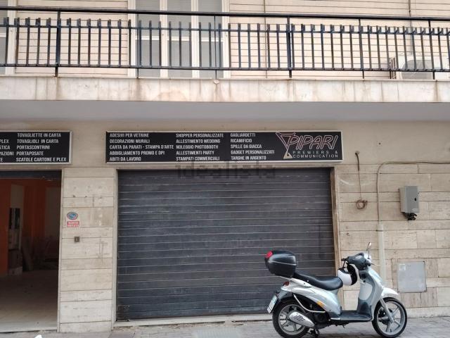 Locale Commerciale in affitto a Calabria, Reggio Calabria