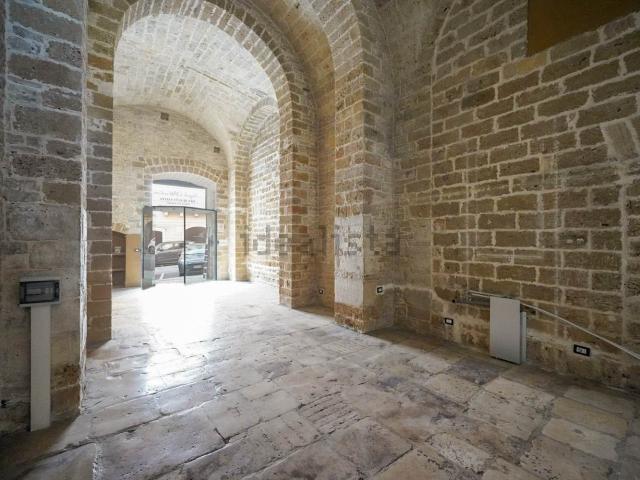 Locale Commerciale in affitto a Puglia, Bari