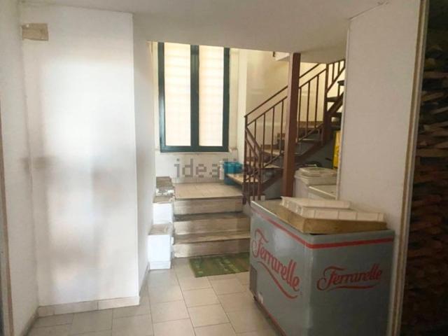 Locale Commerciale in affitto a Municipalità 1, Campania