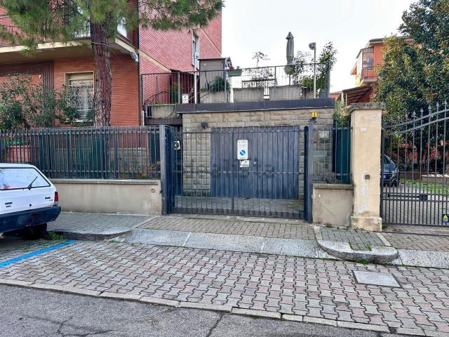 Locale Commerciale in affitto a Porto-Saragozza, Bologna